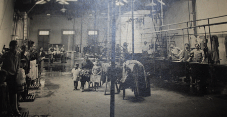 Trabajadoras y trabajadores en la tintorera compostelana
