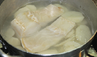 Cocemos patatas y bacalao