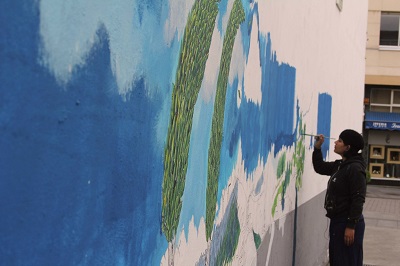 Samia Singh, pintando en una esquina con la Calle Corua