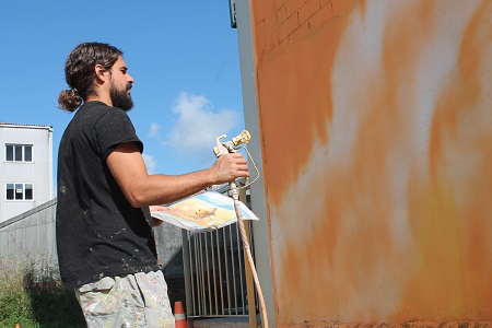 Sokram pintando no exterior do Pazo da Cultura